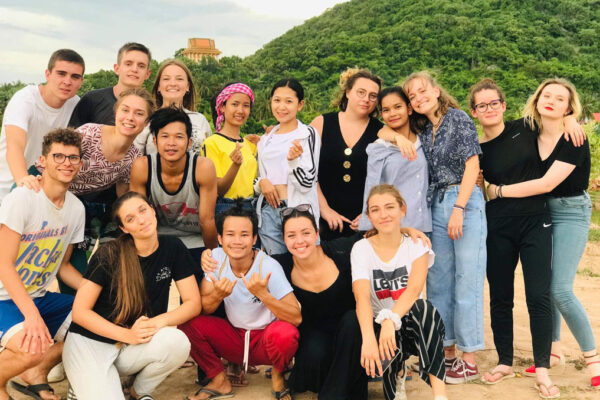 Phare est une association cambodgienne à but non lucratif qui participe à l'amélioration de vie d'enfants, de jeunes adultes et de leur famille, par le biais d'écoles d'art, de programmes éducatifs et d'aide sociale depuis 1994 (source: https://phareps.org/fr/about-us-fr/)
Alicia Griveaux en bas à gauche et Maïwenn Chartois en bas à droite (en noir).