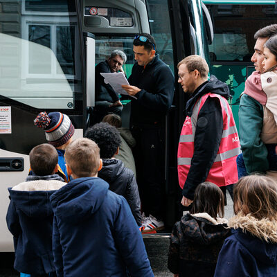 Les 4-6 ans. dernier jour de la colo. départ du bus avec les parents accompagnateurs.
